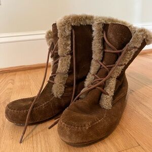 Minnetonka W’s moccasin booties, size 9
